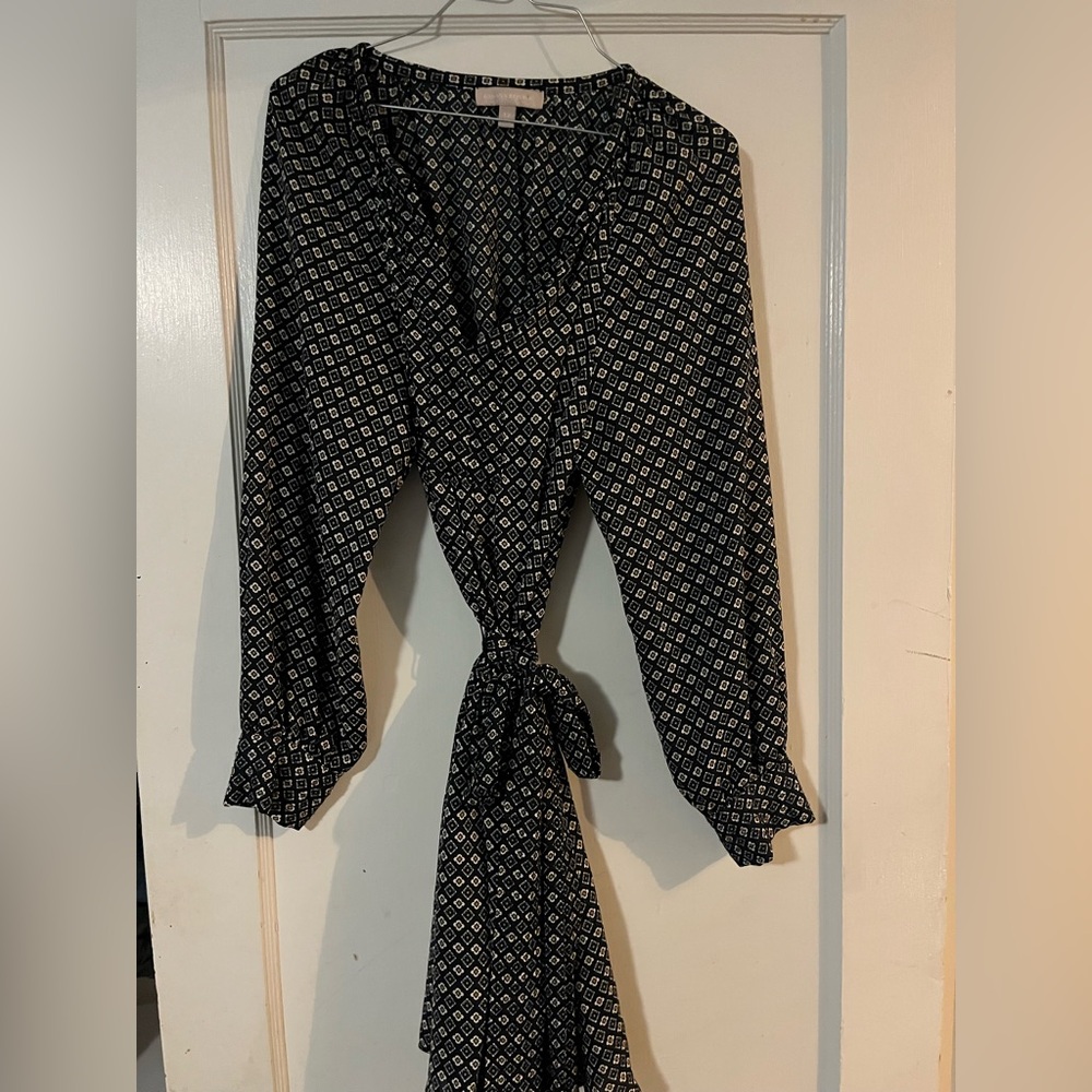 Banana Republic tie waist dress with long sleeves. Beautiful print. Size 12.